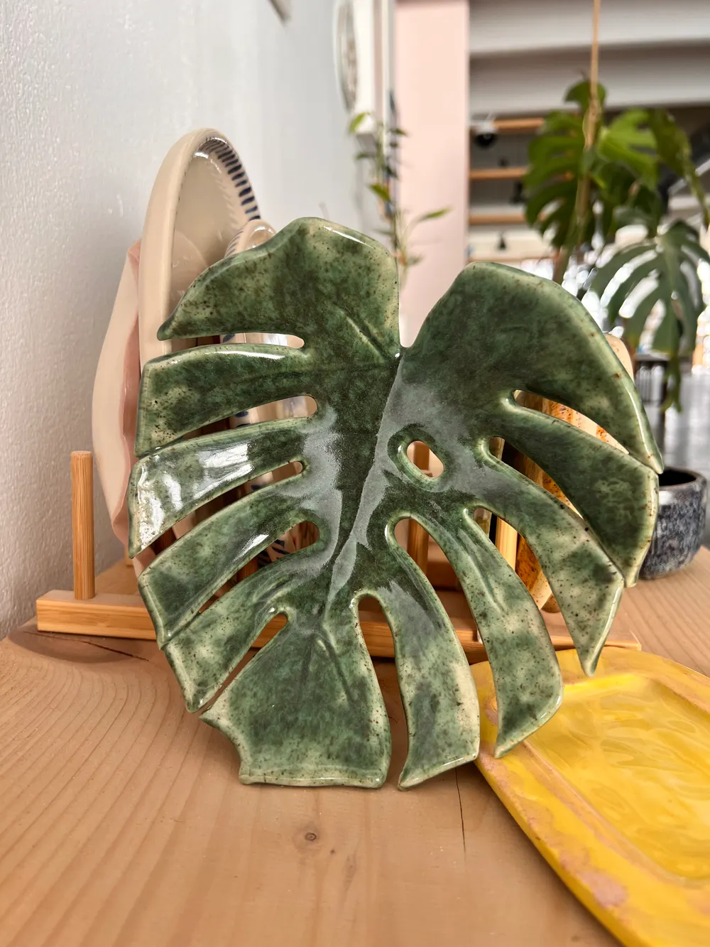 Pieza de cerámica con forma de hoja de monstera