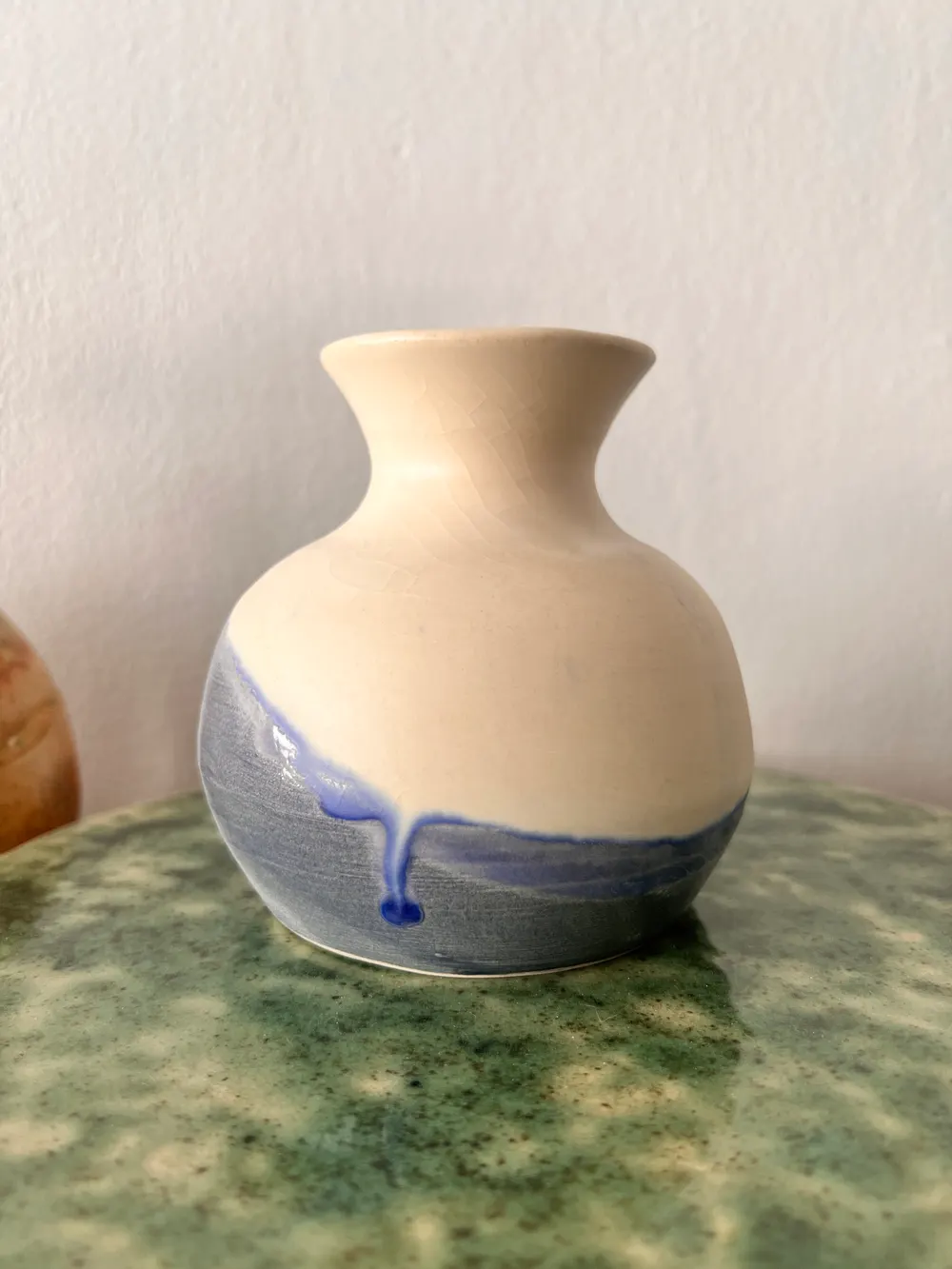 Jarrón de cerámica esmaltado en azul