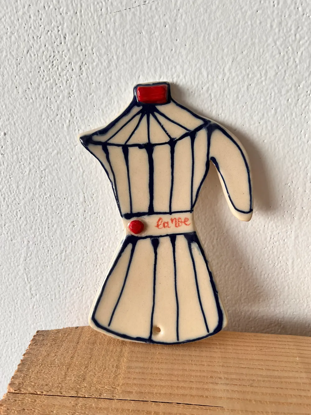 Pieza de cerámica con forma de maniquí