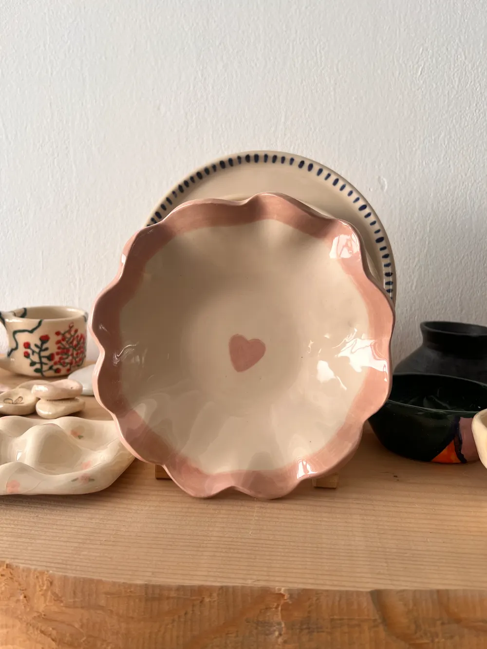 Plato de cerámica con un corazón
