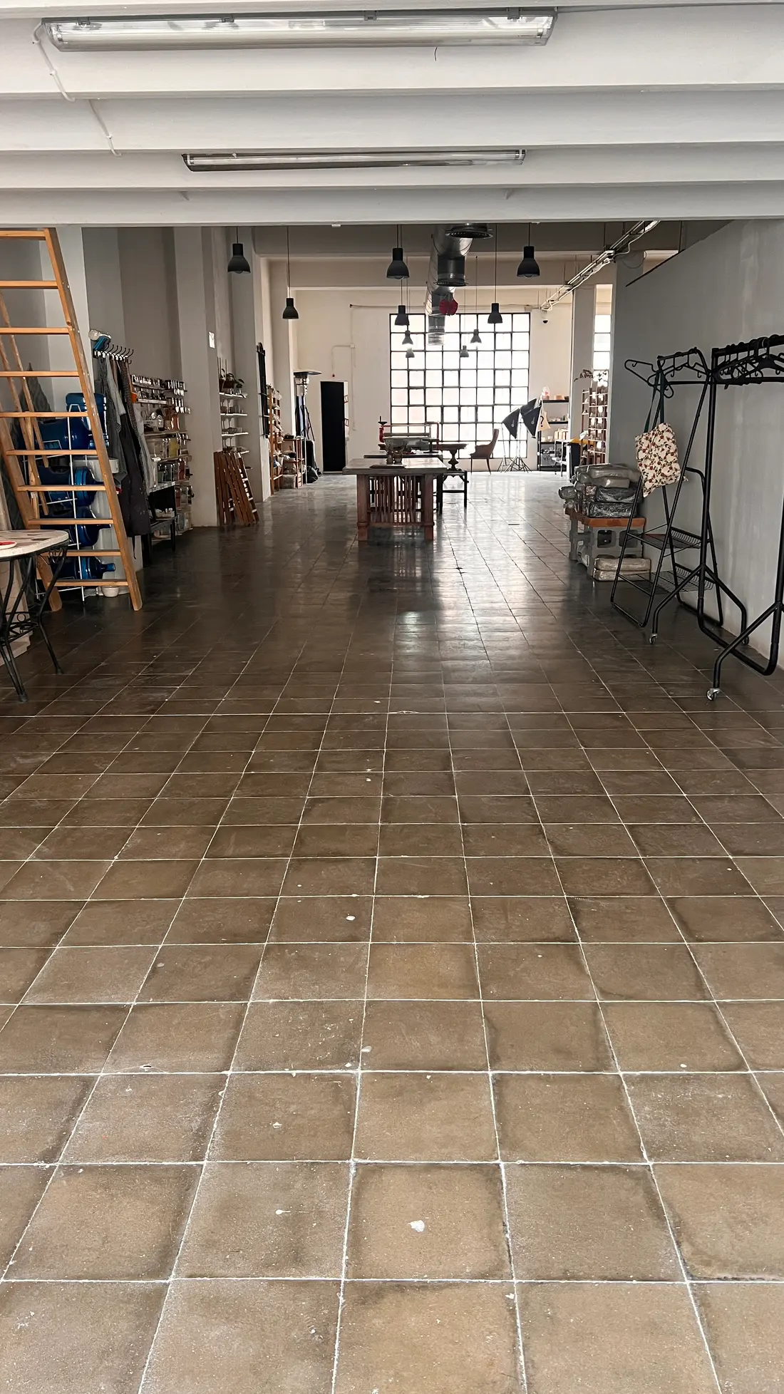 Vista del taller desde la entrada hacia el ventanal del fondo
